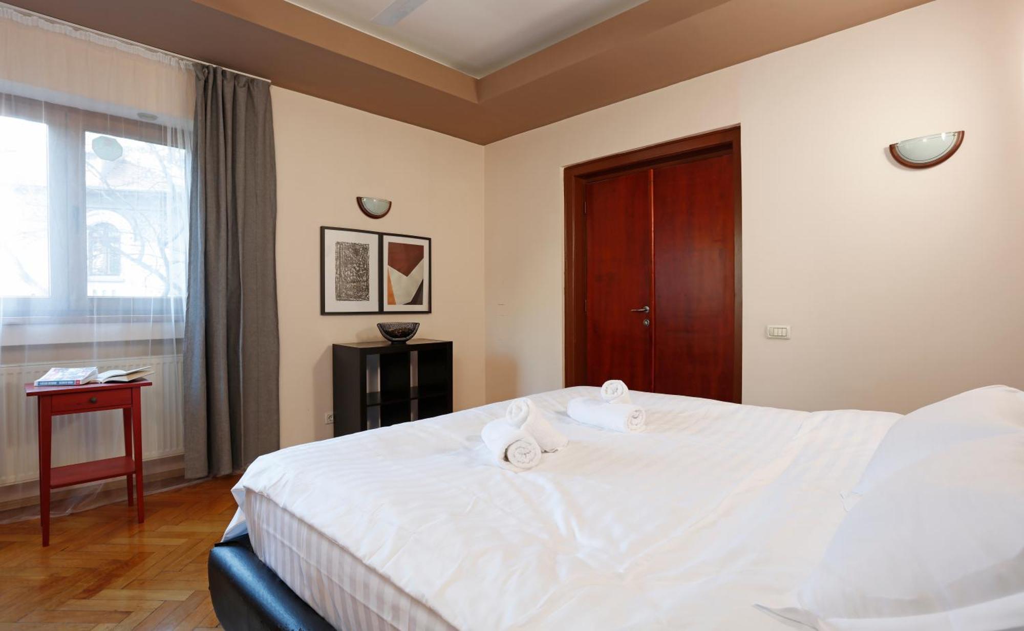 Peaceful Getaway - Generous 3-bedroom Sanctuary - Close To Historic Old Town * Bucureşti