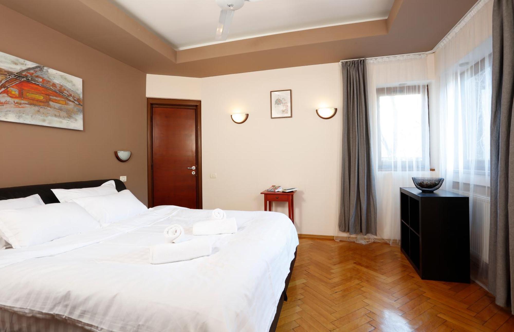 Peaceful Getaway - Generous 3-bedroom Sanctuary - Close To Historic Old Town Bucureşti