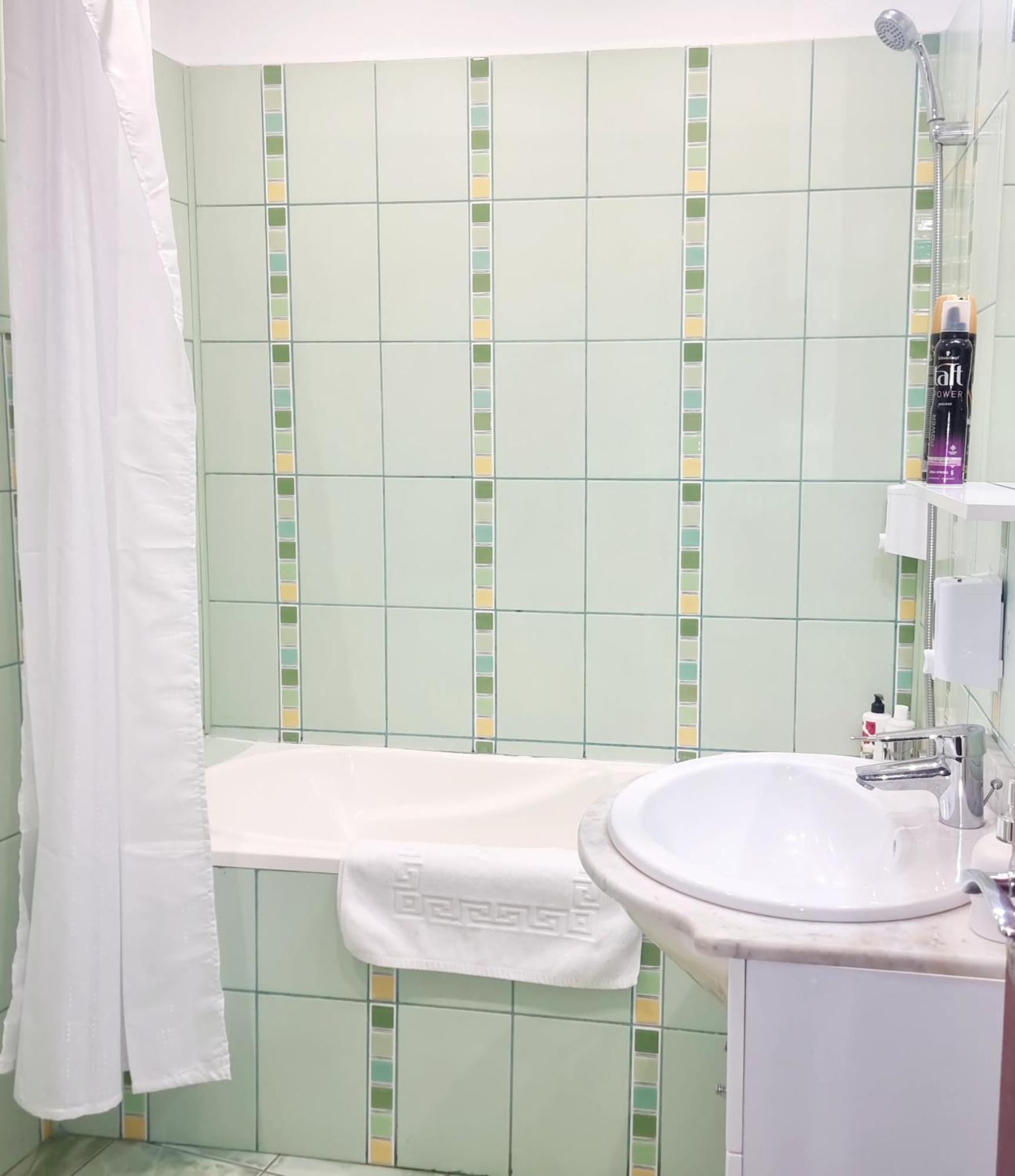 Peaceful Getaway - Generous 3-bedroom Sanctuary - Close To Historic Old Town * Bucureşti