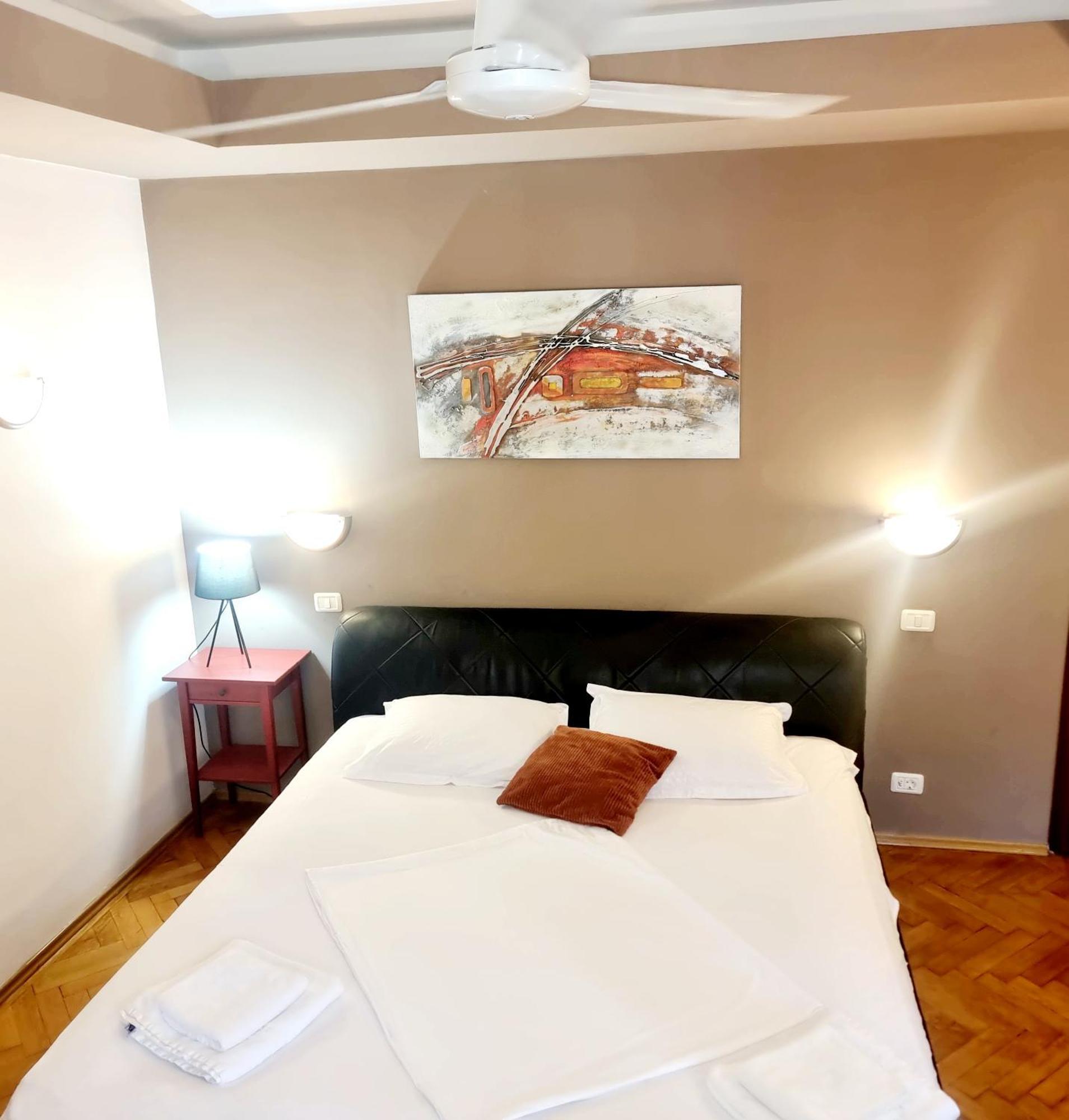 Peaceful Getaway - Generous 3-bedroom Sanctuary - Close To Historic Old Town Apartament