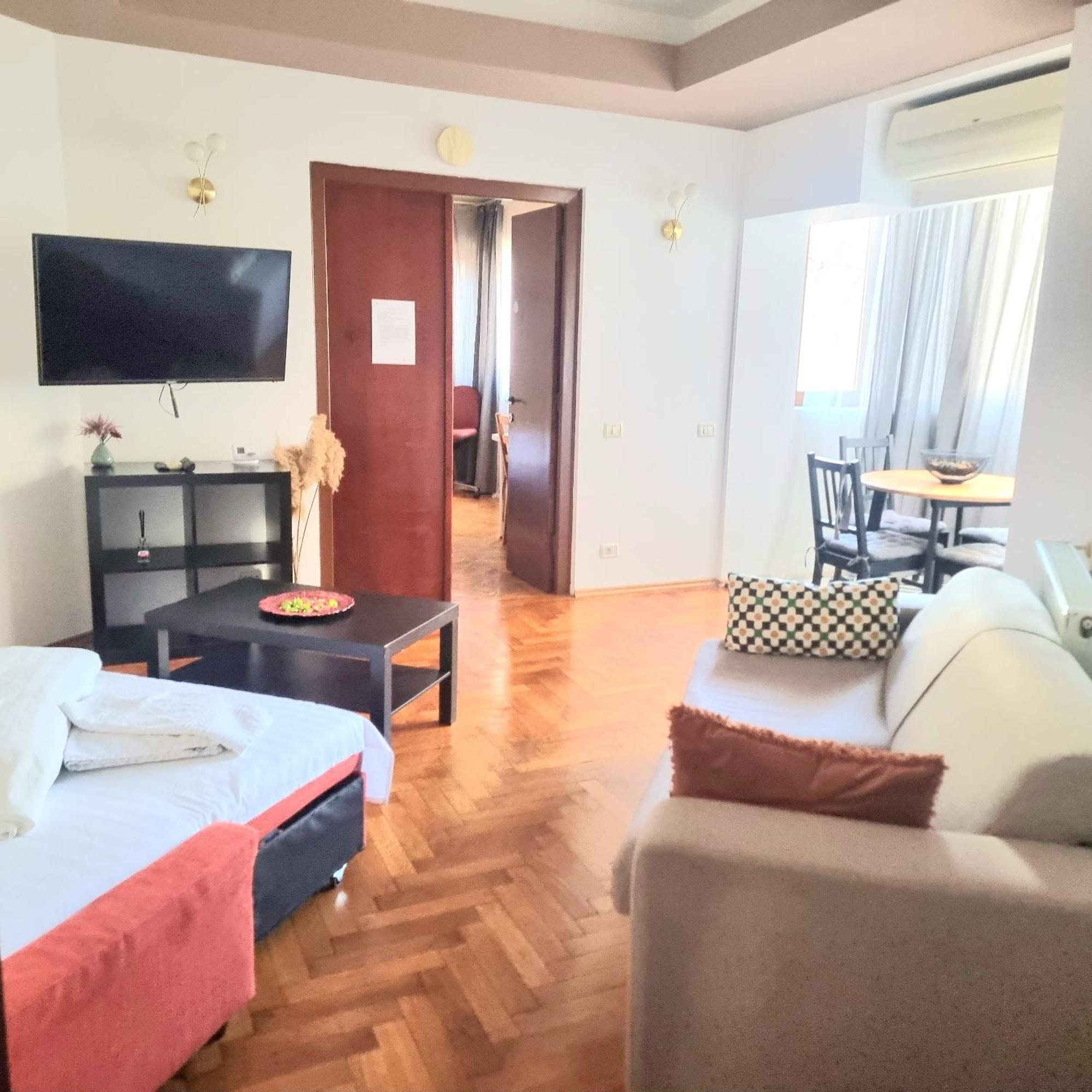 Apartament Peaceful Getaway - Generous 3-bedroom Sanctuary - Close To Historic Old Town Bucureşti