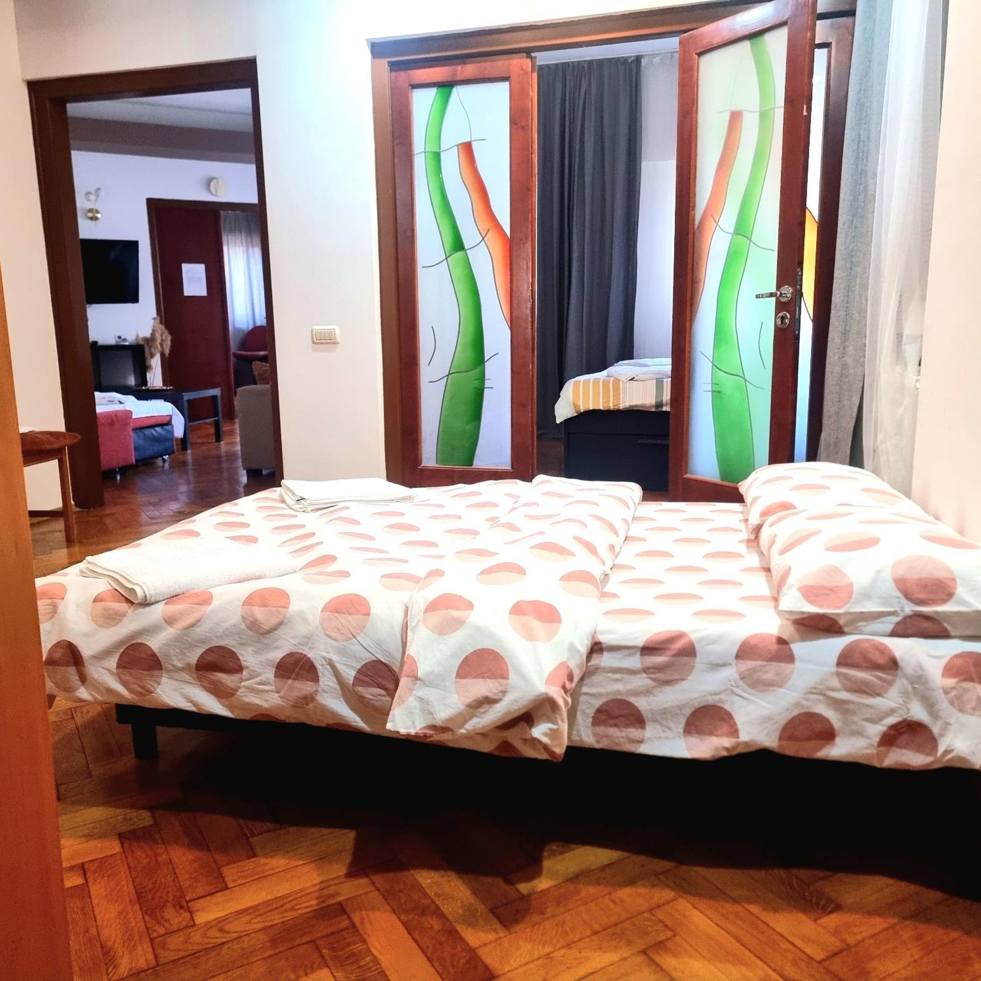 Peaceful Getaway - Generous 3-bedroom Sanctuary - Close To Historic Old Town Bucureşti