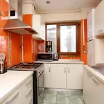 Peaceful Getaway - Generous 3-Bedroom Sanctuary - Close To Historic Old Town