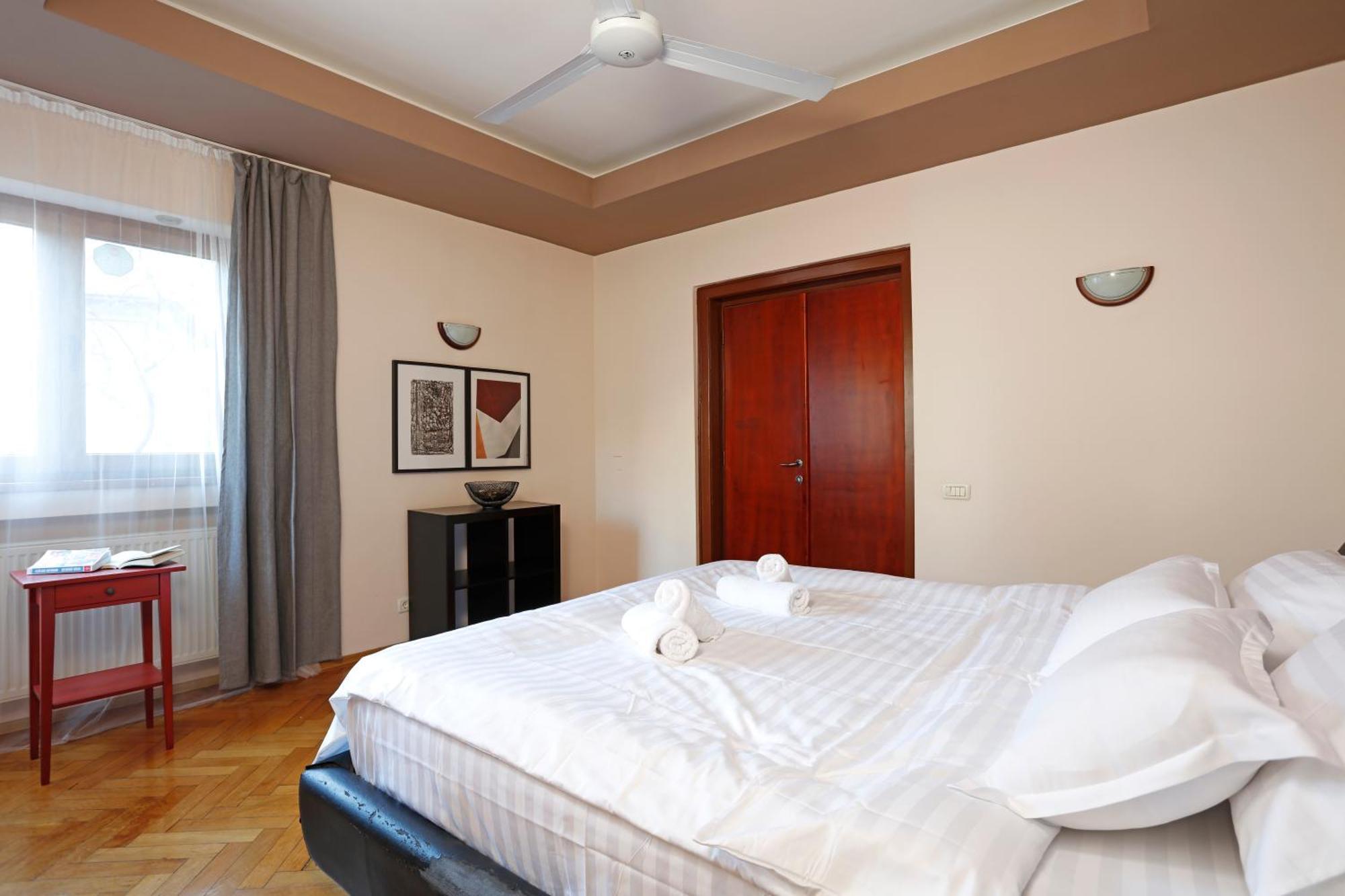 Peaceful Getaway - Generous 3-bedroom Sanctuary - Close To Historic Old Town Bucarest