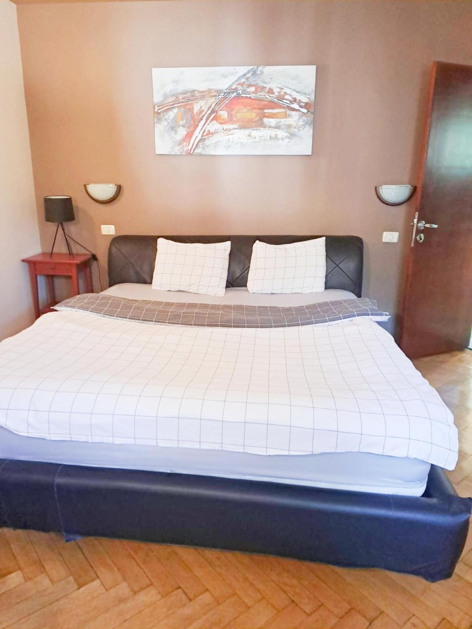 Peaceful Getaway - Generous 3-bedroom Sanctuary - Close To Historic Old Town Appartamento